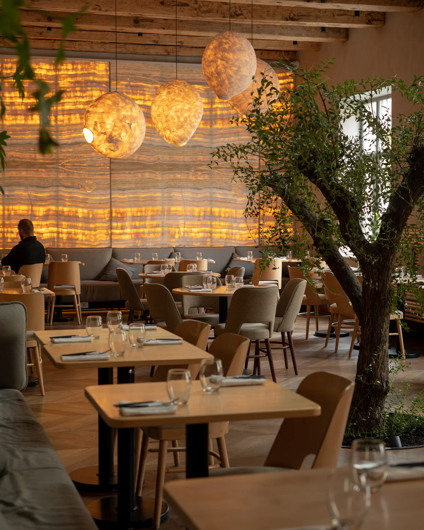 Sıcak ışıklı restoran atmosferi