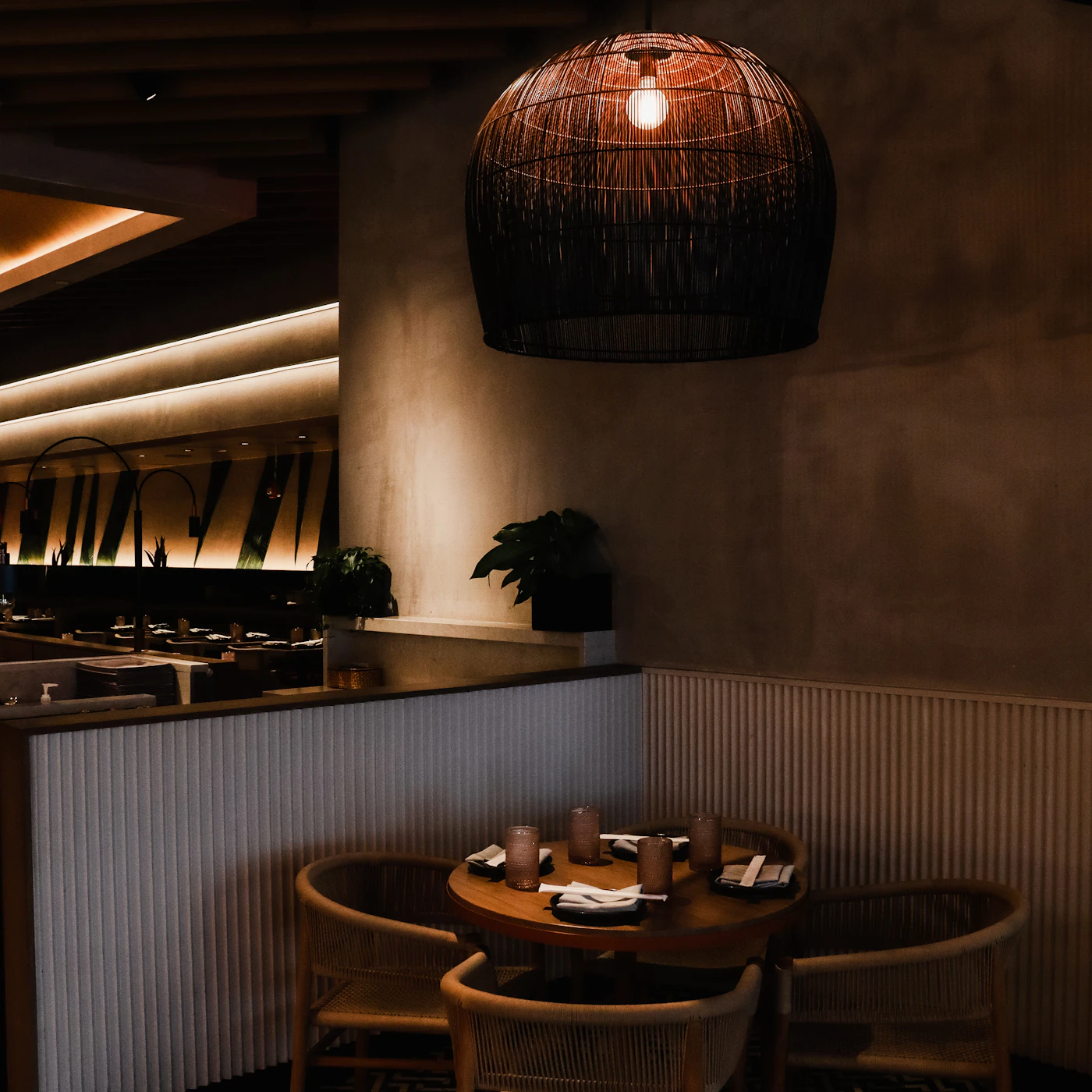 Loş ışıklı restoran iç mekânı