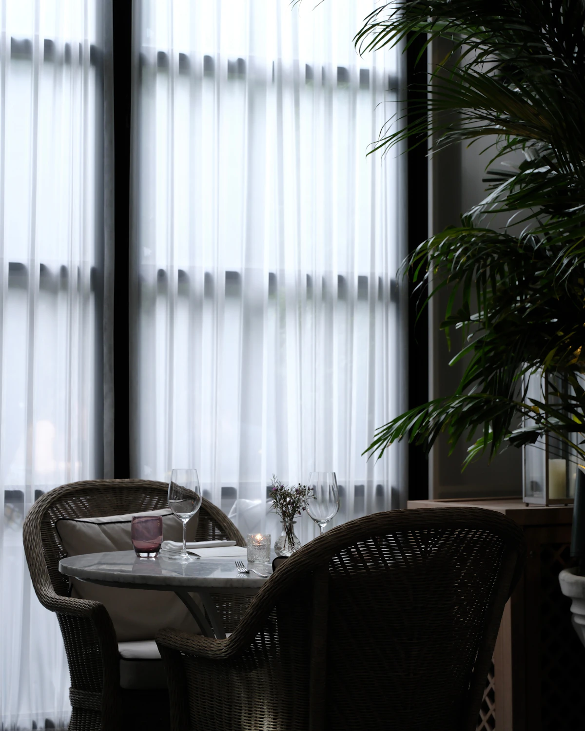 Gün ışığı alan restoran köşesi
